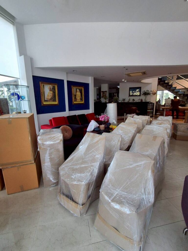เฟอร์นิเจอร์ห่อพลาสติกพร้อมกล่องแพ็กของให้บริการโดย Extra Move Bangkok ก่อนขนย้ายบ้าน