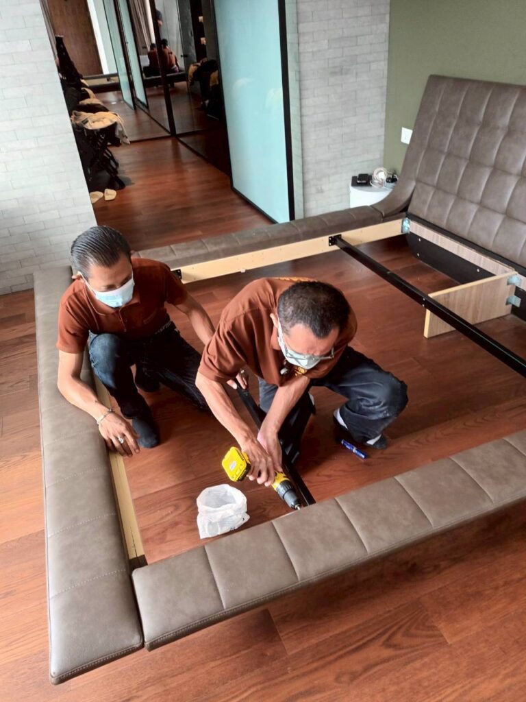 ช่างประกอบเตียงใช้สว่านไฟฟ้าติดตั้งโครงเตียงนอน บริการขนย้าย Extra Move Bangkok