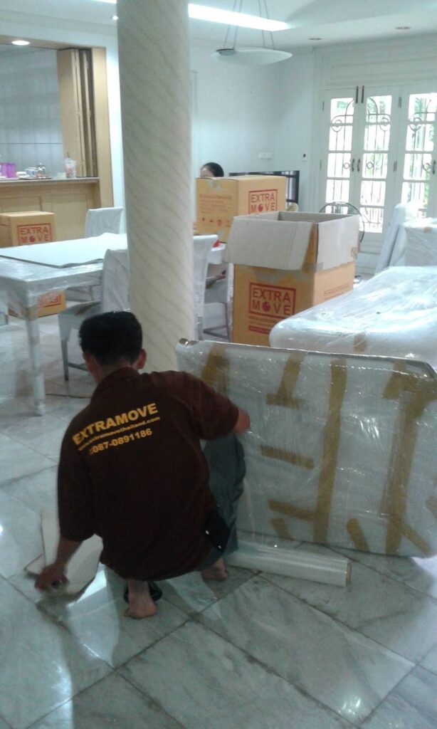 แพ็คของโชว์เฟอร์นิเจอร์เครื่องใช้ภายในบ้านและทำการขนย้าย รีโนเวทบ้าน